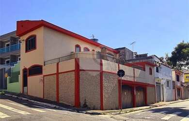 Imagem: A casa possui 3 Dormitórios, 4 Banheiros, 3 Vagas na garagem