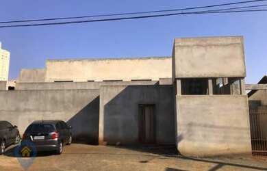 Imagem: O depósito possui 5 Vagas na garagem, 481m² de Área e está