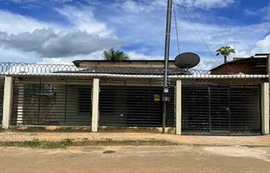 Imagem: A casa possui 2 Dormitórios, 2 Banheiros, 2 Vagas na garagem