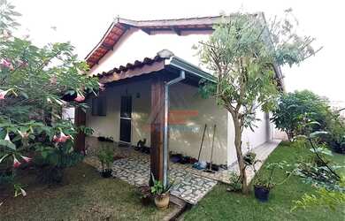 Imagem: A casa possui 3 Dormitórios, 2 Banheiros, 2 Vagas na garagem