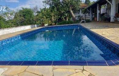 Imagem: A casa possui 3 Dormitórios, 4 Banheiros, 5 Vagas na garagem