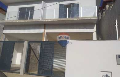 Imagem: A casa possui 3 Dormitórios, 1 Banheiro, 2 Vagas na garagem