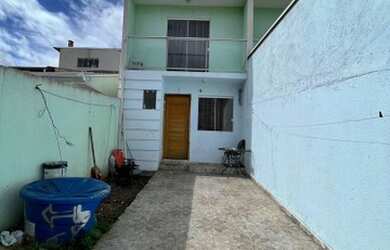 Imagem: A casa possui 2 Dormitórios, 2 Banheiros, 2 Vagas na garagem