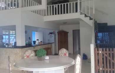 Imagem: A casa possui 4 Dormitórios, 2 Banheiros, 4 Vagas na garagem