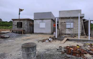 Imagem: A casa possui 2 Dormitórios, 1 Banheiro, 2 Vagas na garagem