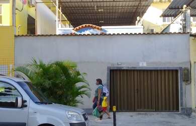 Imagem: A casa à venda possui 2 Dormitórios, 2 Banheiros, 1 Vaga na