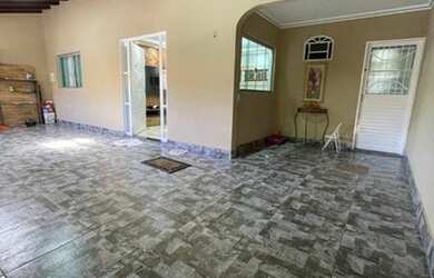 Imagem: A casa possui 5 Dormitórios, 3 Banheiros, 2 Vagas na garagem