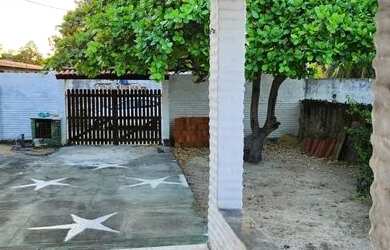 Imagem: A casa possui 4 Dormitórios, 4 Banheiros, 5 Vagas na garagem