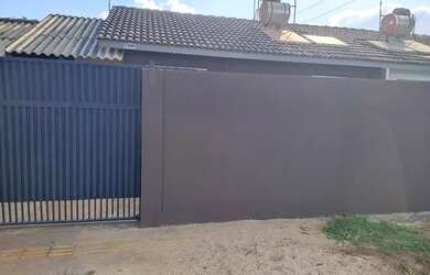 Imagem: A casa possui 2 Dormitórios, 1 Banheiro, 1 Vaga na garagem