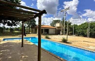 Imagem: A casa em condomínio possui 3 Dormitórios, 3 Banheiros, 5