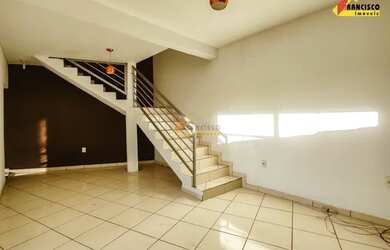 Imagem: A casa possui 3 Dormitórios, 1 Banheiro, 2 Vagas na garagem