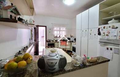 Imagem: A casa possui 5 Dormitórios, 4 Banheiros, 2 Vagas na garagem