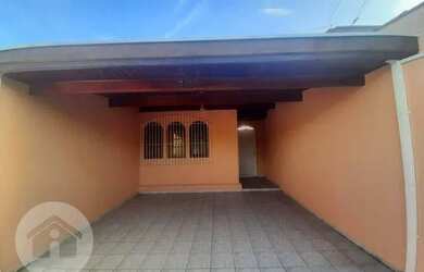 Imagem: A casa possui 3 Dormitórios, 2 Banheiros, 2 Vagas na garagem