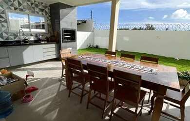 Imagem: A casa possui 4 Dormitórios, 5 Banheiros, 2 Vagas na garagem