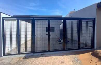 Imagem: A casa possui 1 Dormitório, 1 Banheiro, 1 Vaga na garagem