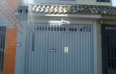 Imagem: A casa possui 3 Dormitórios, 3 Banheiros, 4 Vagas na garagem