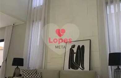 Imagem: A casa possui 4 Dormitórios, 5 Banheiros, 4 Vagas na garagem