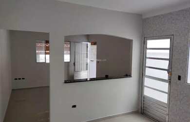 Imagem: A casa possui 2 Dormitórios, 1 Banheiro, 2 Vagas na garagem