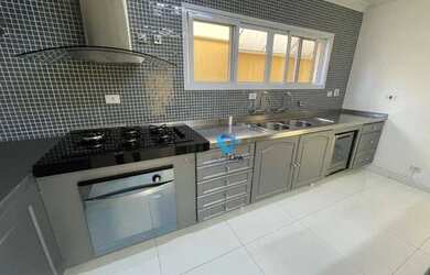 Imagem: A casa em condomínio possui 4 Dormitórios, 4 Banheiros, 4