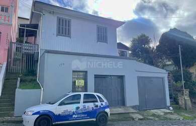 Imagem: A casa possui 3 Dormitórios, 3 Banheiros, 3 Vagas na garagem