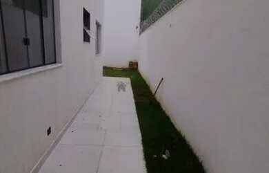 Imagem: A casa possui 2 Dormitórios, 1 Banheiro, 2 Vagas na garagem