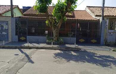 Imagem: A casa possui 2 Dormitórios, 2 Banheiros, 3 Vagas na garagem