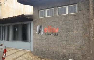 Imagem: A casa possui 3 Dormitórios, 2 Banheiros, 2 Vagas na garagem