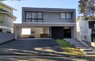 Imagem: A casa possui 4 Dormitórios, 5 Banheiros, 3 Vagas na garagem