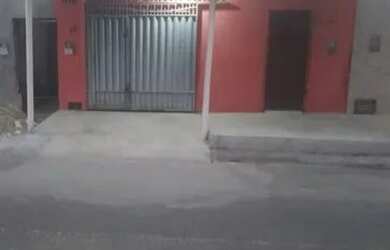 Imagem: A casa possui 4 Dormitórios, 4 Banheiros, 2 Vagas na garagem