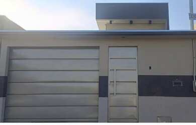 Imagem: A casa possui 3 Dormitórios, 2 Banheiros e 2 Vagas na garagem