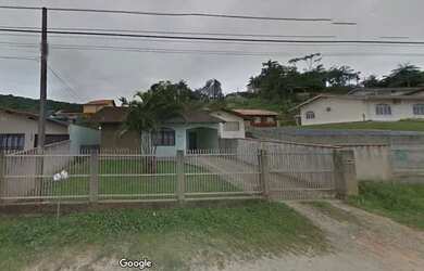 Imagem: A casa possui 3 Dormitórios, 2 Banheiros, 4 Vagas na garagem