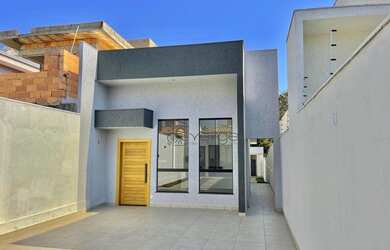 Imagem: A casa possui 3 Dormitórios, 2 Banheiros, 4 Vagas na garagem