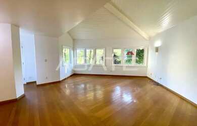 Imagem: A casa possui 3 Dormitórios, 3 Banheiros, 5 Vagas na garagem