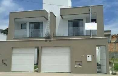 Imagem: A casa possui 3 Dormitórios, 2 Banheiros, 4 Vagas na garagem