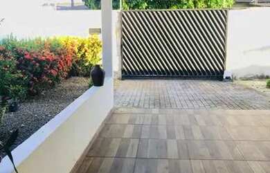 Imagem: A casa possui 3 Dormitórios, 3 Banheiros e 3 Vagas na garagem