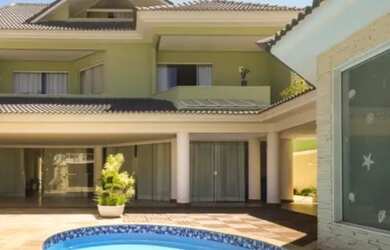 Imagem: A casa em condomínio possui 4 Dormitórios, 5 Banheiros e 2