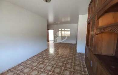 Imagem: A casa possui 4 Dormitórios, 3 Banheiros, 3 Vagas na garagem