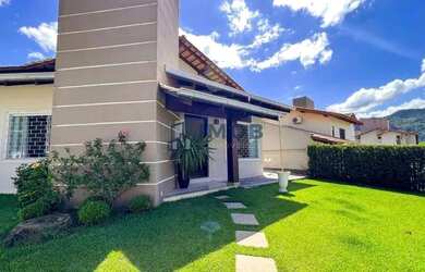 Imagem: A casa possui 3 Dormitórios, 2 Banheiros, 3 Vagas na garagem