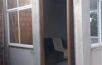 Imagem: A casa possui 3 Dormitórios, 1 Banheiro, 2 Vagas na garagem