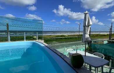 Imagem: A casa possui 3 Dormitórios, Acomodam 12 pessoas, 2 Vagas na