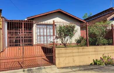 Imagem: A casa possui 4 Dormitórios, 1 Banheiro, 2 Vagas na garagem