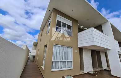 Imagem: A casa possui 3 Dormitórios, 5 Banheiros, 3 Vagas na garagem