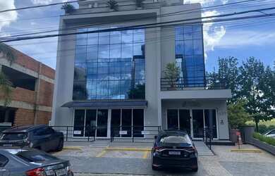 Imagem: O depósito para alugar possui 3 Vagas na garagem e 120m² de