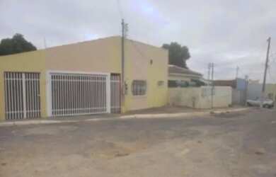 Imagem: A casa possui 4 Dormitórios, 3 Banheiros, 2 Vagas na garagem