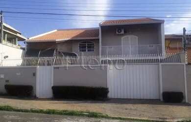 Imagem: A casa possui 3 Dormitórios, 4 Banheiros, 5 Vagas na garagem