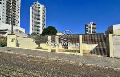 Imagem: A casa possui 4 Dormitórios, 4 Banheiros, 5 Vagas na garagem
