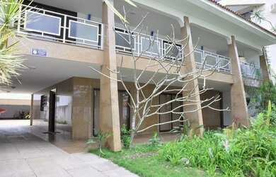 Imagem: A casa possui 5 Dormitórios, Acomodam 20 pessoas, 5 Vagas na