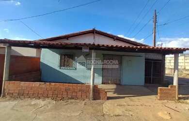 Imagem: A casa possui 2 Dormitórios, 1 Banheiro, 2 Vagas na garagem