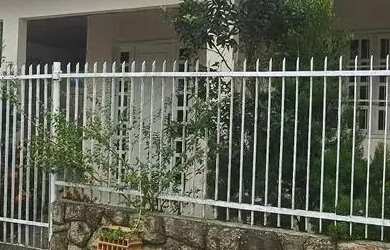 Imagem: A casa em condomínio possui 3 Dormitórios, 1 Banheiro e 100m²