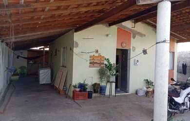 Imagem: A casa possui 3 Dormitórios, 2 Banheiros, 1 Vaga na garagem